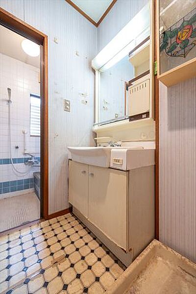 レトロな雰囲気が残る洗面化粧台／室内洗濯機置き場
