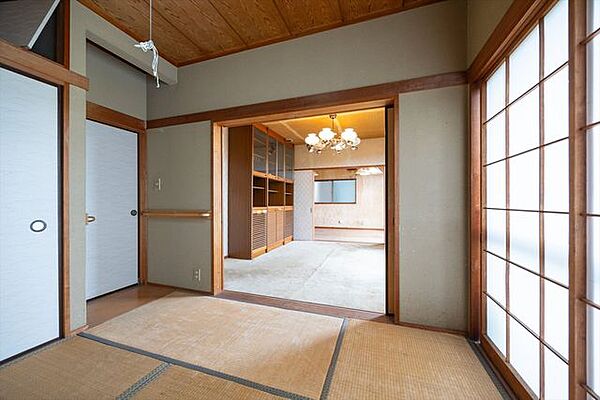 和室から見たリビング側のお写真です。