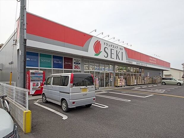 ドラッグストアセキ小手指南店 徒歩9分。 700m