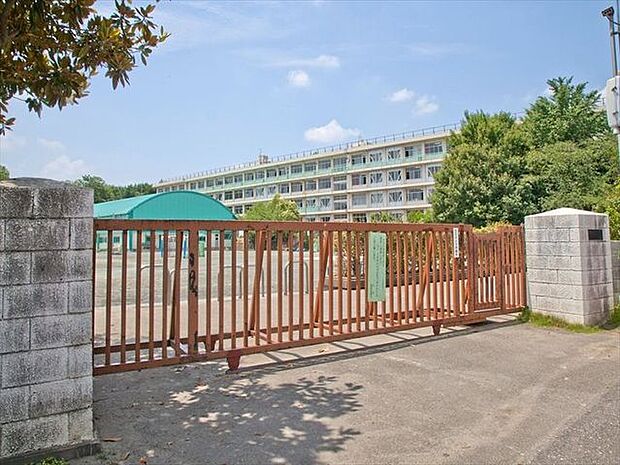 所沢市立山口小学校 徒歩9分。 720m