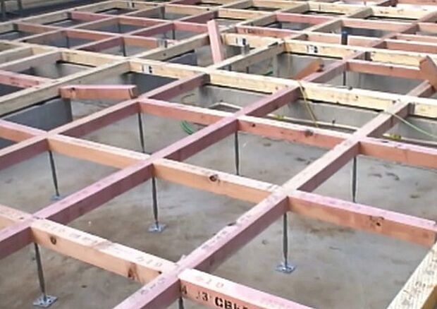 建物の床をささえる『床束(ゆかづか)』という支持材に、サビやシロアリを寄せ付けない鋼製の床束を採用しているため、従来品に比べ床構造の耐久性を向上させています。 