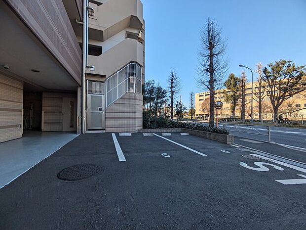 敷地内に平置き駐車場があります。