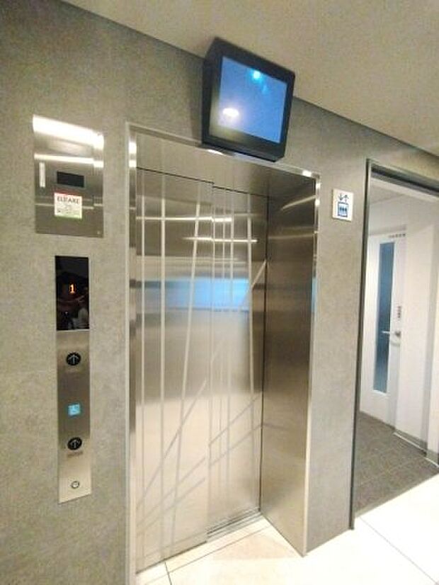 防犯面でも安全なモニター付きのエレベーター
