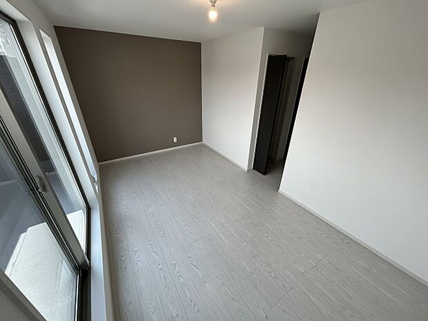 シンプルにデザインされた室内は家具やレイアウトでお好みの空間を創り上げられます。