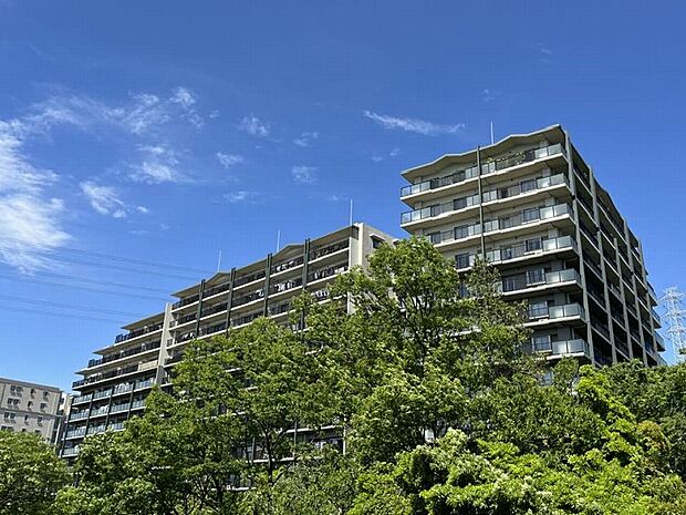緑に囲まれた高台に建つ「オーベル多摩永山」は遠目にもひときわ存在感のある145世帯の大規模レジデンスです。