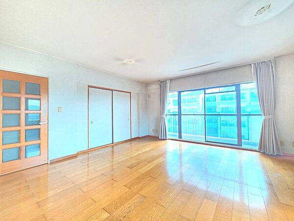 南向きの明るい住戸で、日中は心地よい陽ざしが差し込みます。カーテンボックスを備え、天井からカーテンがかかる上質な空間です。
