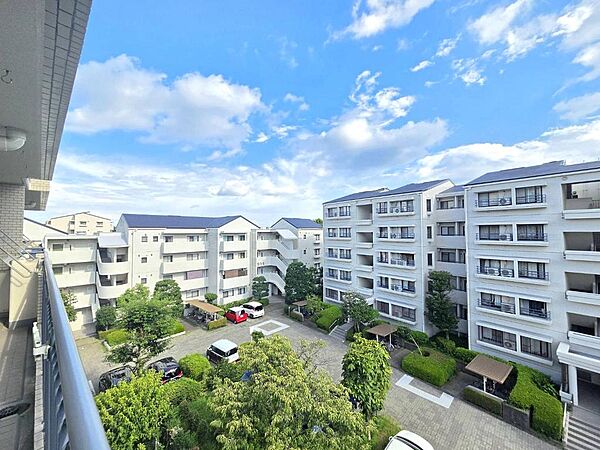 南側バルコニーからの眺望。建物前面が広く、ゆったりとした配置です。
