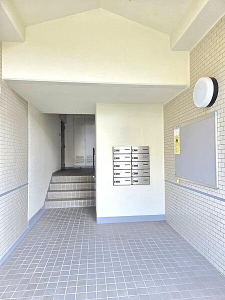 集合ポストは明るく整った共用スペースにあり、日々の郵便受け取りも安心です。