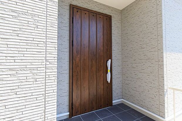 ワンプッシュで鍵の施解錠ができる便利なキーレス玄関ドア（施工例）