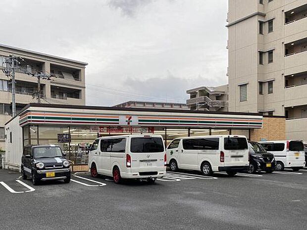 【コンビニエンスストア】セブンイレブン　八幡三ケ森電停前店まで1092ｍ