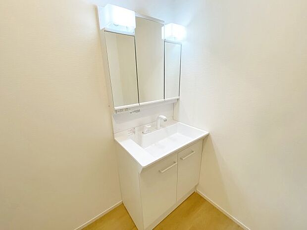 洗面所は独立しており、シャワー付三面鏡洗面台（施工例）
