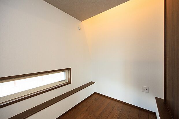 1階3帖洋室、階段下を利用した収納スペースがあります。