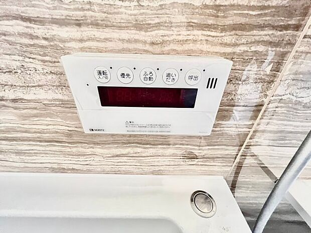 お風呂はボタンひとつで一定量の湯を浴槽に張ったり、保温や追い焚きをすることができる便利な機能付き♪さらにキッチンまわりにスイッチがあるため、急がしい家事の合間でもラクラク操作ができちゃいます♪