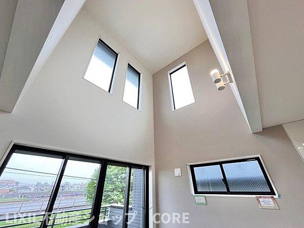 吹き抜け天井により全体が明るく開放感も御座います。窓も開けれますので通気も良好です。