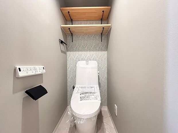 のゆったりとした空間には洗練されたデザインのウォシュレット付きトイレを装備