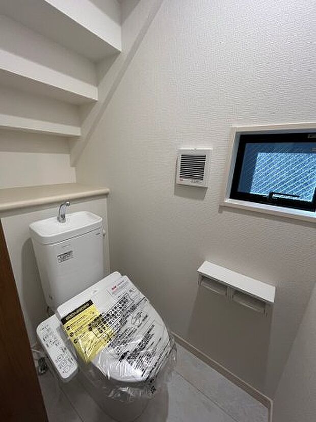 そのゆったりとした空間には洗練されたデザインのウォシュレット付きトイレを装備♪