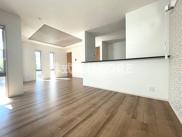 床材や建具は家具にも合わせやすい落ち着いた色合いになっております