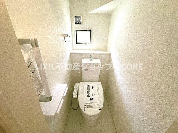 見た目もスッキリとしたデザインのトイレには温水洗浄暖房便座付き。　