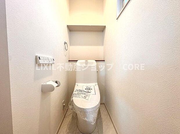 そのゆったりとした空間には洗練されたデザインのウォシュレット付きトイレを装備！