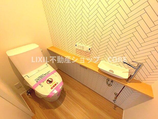 そのゆったりとした空間には洗練されたデザインのウォシュレット付きトイレを装備！
