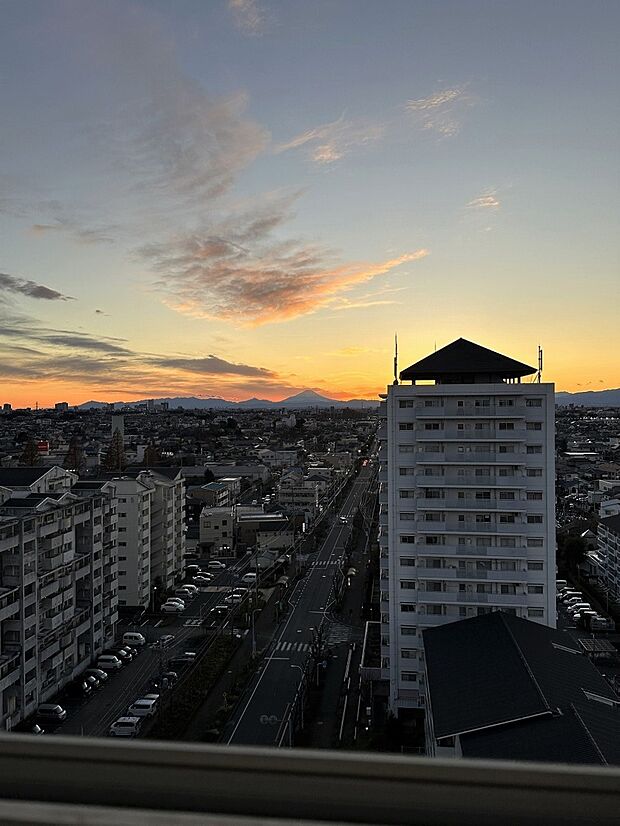 【リビングからの眺望】リビング南西側窓から望む富士山！暖かなリビングから、夕景に浮かぶ富士山が望めます！