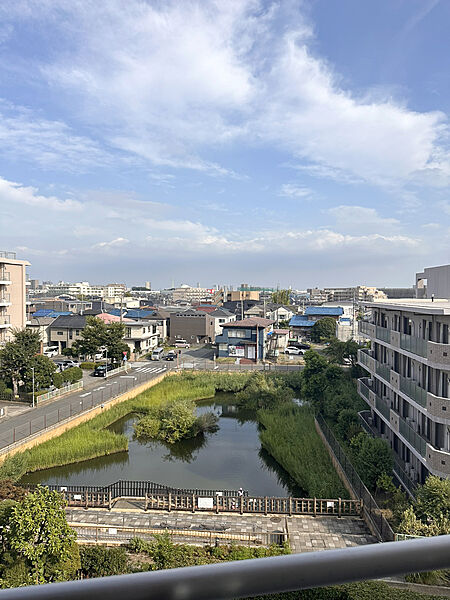 【住戸からの眺め】前面に高い棟がなく開放感のある見晴らし！南東側にある調節池の水面や植栽に癒されます