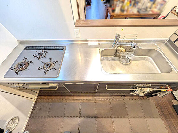 【キッチン】複数の調理が同時にできる3口コンロ、美味しい水で調理が可能な浄水器付きです！