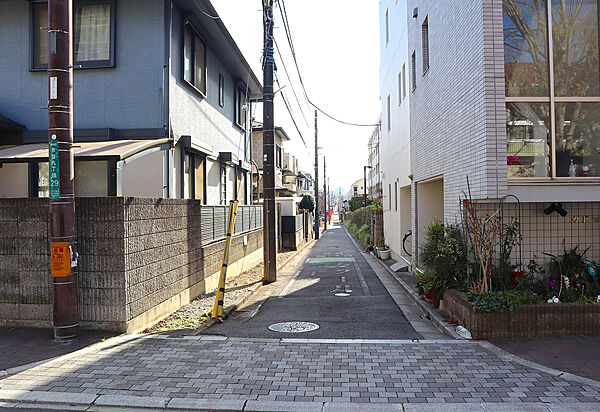 【前面道路】北浦和駅方向・常盤小学校前側から入る前面道路。常盤小学校の特定地域に立地していますので、お子様の通学らくらくです！