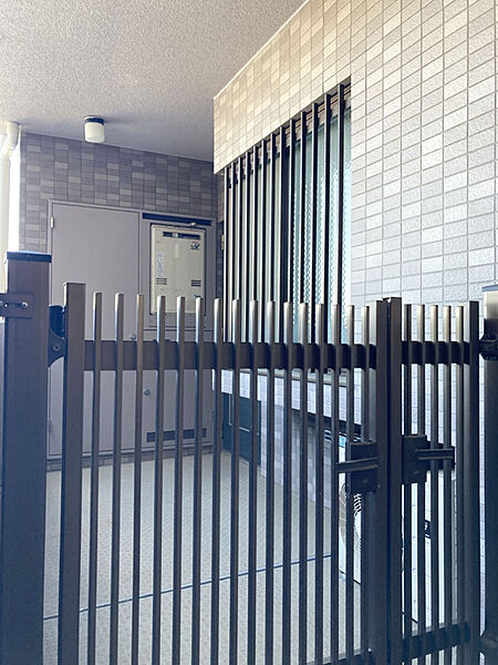 【玄関】門扉付きで戸建て感覚、プライバシー性の高い住戸です！