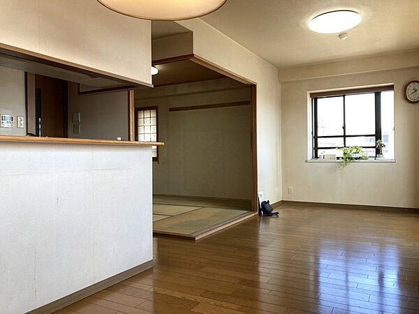 【リビング】リビング続きま和室があり、建具を開放して広く使用できます！東側にも窓があり、さわやかな朝の光とともに一日がスタートできます！