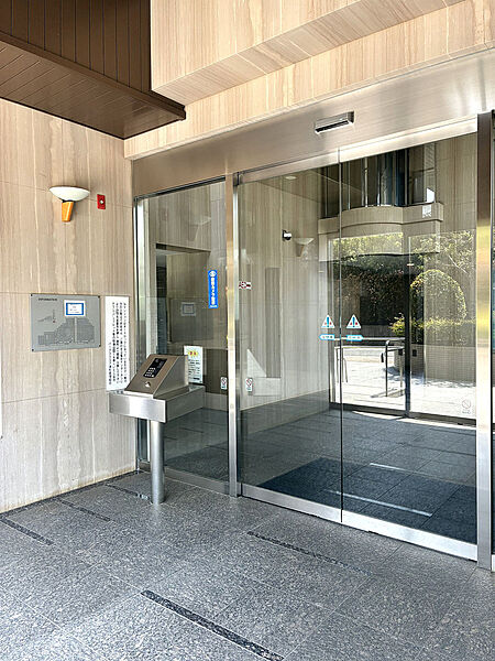 【エントランス】TVモニター付きのオートロック！お客様を確認してから対応・ドア開錠ができる安心感があります！