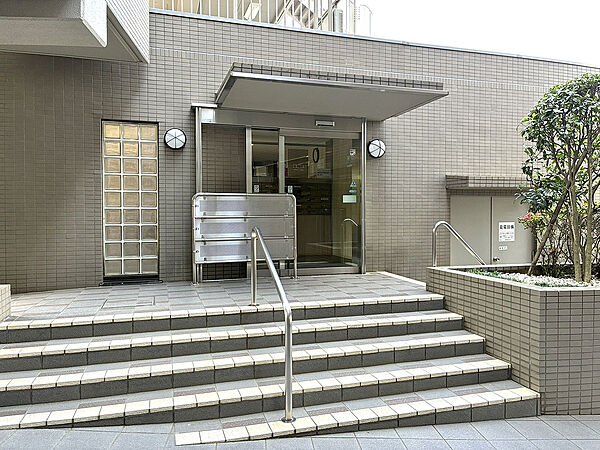 【サブエントランス】周辺には生活便利施設が点在、四季を感じられる大きな公園もあり、穏やかな暮らしが叶う立地です！