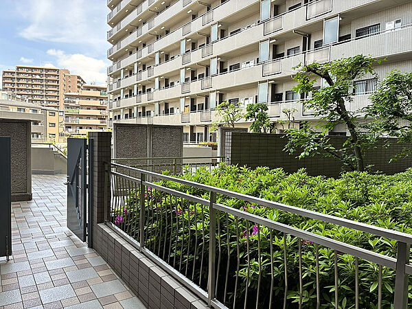 【共用部】管理体制良好です！共用スペース、敷地内の植栽もきれいにお手入れされています！