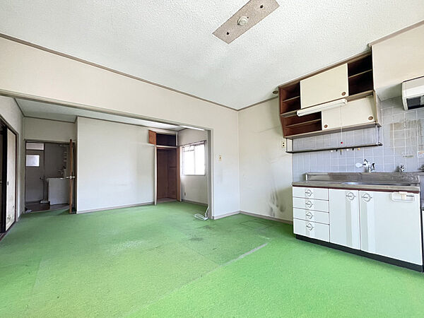 【リビング】現在空室のため、ゆっくりと室内をご覧いただけます！お好みにリフォームを実施しませんか？リフォームについてのご相談も可能です！