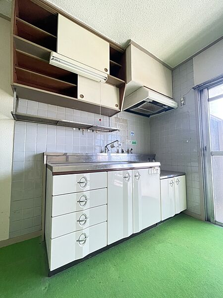 【キッチン】空間を広く使用できる壁付けキッチン。上部に収納がございます！