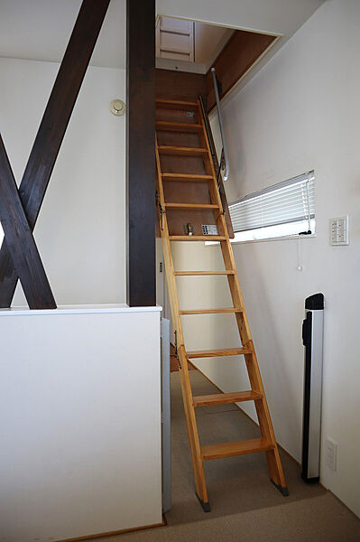 【小屋裏収納階段】　普段使いではないものの収納に便利な、小屋裏収納約3.5帖あります！