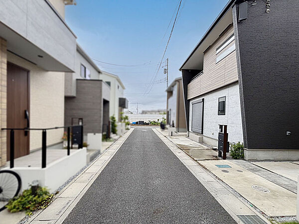 一部アースカラーのインターロッキングを採用した街区内道路／入居者以外が入りにくい設計です