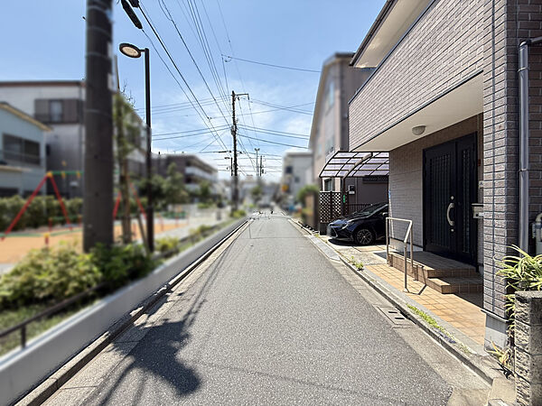 前面道路は幅員4.0m、道路向かいは公園のため開放感がございます。前面道路（2026年6月撮影）