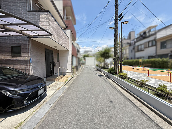 南東向きのため陽当たり良好です。前面道路（2026年6月撮影）