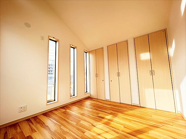 3階洋室　勾配天井で開放感のある洋室です。2面採光の明るいお部屋です。