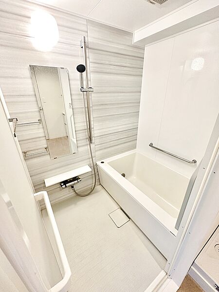 【浴室】白を基調とした清潔感のあるバスルーム