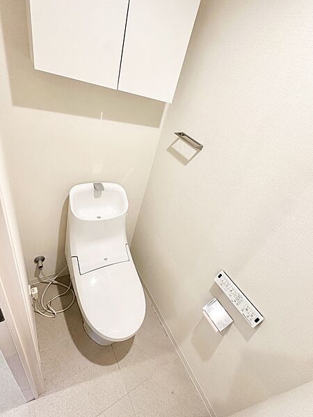 【トイレ】吊戸棚付きのためストック品を収納できます