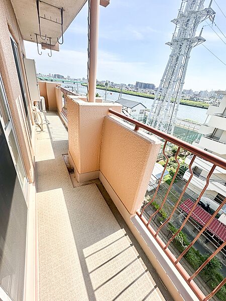 【バルコニー】南向きの眺望は遮る建物がなく、洗濯物もよく乾きます。