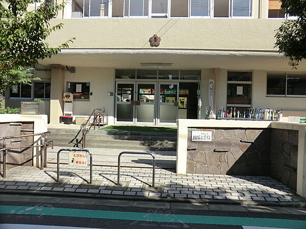 （葛飾区立飯塚小学校）昭和38年9月2日葛飾区立原田小学校分校として開校、昭和38年9月1日東京都葛飾区立飯塚小学校として独立しました。