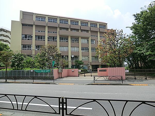 （葛飾区立金町中学校）体育館は上ですが校庭も広いのとスポーツや部活に力を入れています。部活動は陸上部、バレー部などは強いと思います。