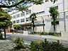 周辺：【綾瀬小学校】1962年創立、「かしこい子・やさしい子・たくましい子」を教育目標としている小学校。交通安全ボランティアが登下校中の児童を見守ります。