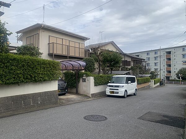 他住戸の区画も広いため、圧迫感のない敷地です。