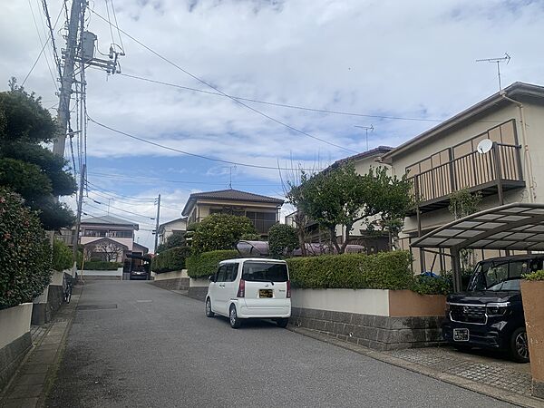 南西向きで道路も広いため日当りの良い区画です。