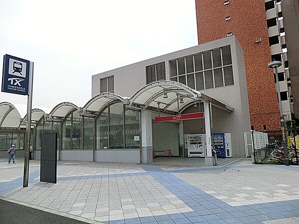 【つくばエクスプレス青井駅】秋葉原駅まで10分！駅から徒歩圏内にある青和ばら公園やしょうぶ沼公園では、見事な花々が鑑賞できます。青井兵和通り商店街では、朝市や夕市が行われ多くの人で賑わいます。