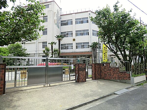 【青井小学校】昭和48年開校。子ども達一人一人を見つめ、共に育てることを大事にしてきた歴史ある学校です。給食は学校内で手作り、テレビでも紹介されました。
